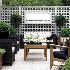 modern garden screening using trellis fence