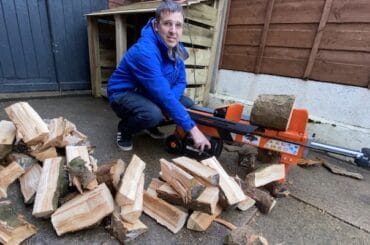 best log splitter reviews - I compare the best log splitters including manual log splitters ideal for light use around the home to more powerful and easy to use electric models. Simple to use and enough power to split the biggest logs.