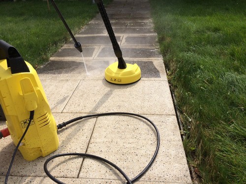 Cleaning patio slabs with a pressure washer