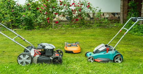 Comparison between electric, petrol and robotic lawn mowers