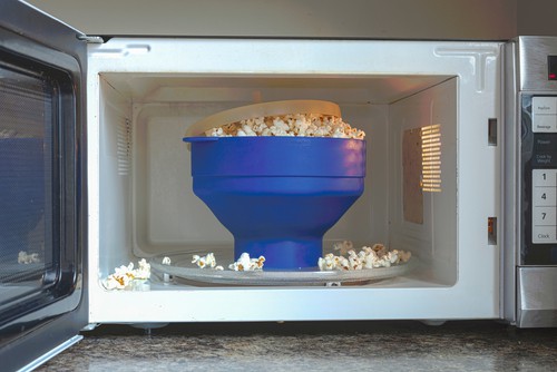 Microwave popcorn maker being tested for the review