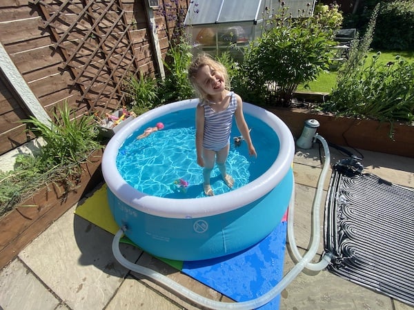 Swimming pool connected to filter pump and heat map, a great setup